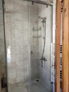 里巴里卡Терасите - Къща 3的浴室里设有玻璃门淋浴