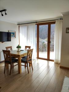 里巴里卡Терасите - Къща 3的一间带桌椅和窗户的用餐室