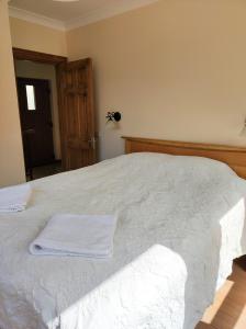里巴里卡Терасите - Къща 3的一间卧室配有一张带白色毛巾的床