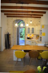 埃维昂莱班Le Chateau的厨房配有大型木桌和椅子