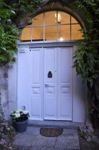 埃维昂莱班Le Chateau的白色车库门,带窗户和鲜花