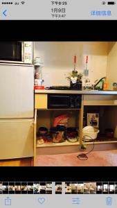 东京新宿の家-畳み3人部屋的厨房配有炉灶和冰箱。