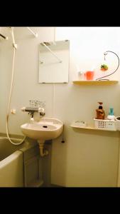 东京新宿の家-畳み3人部屋的一间带水槽、卫生间和淋浴的浴室