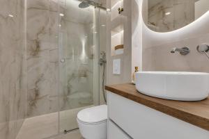 马卡尔斯卡Apartments Luka's View的白色的浴室设有水槽和淋浴。