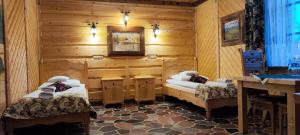 切霍齐内克Chata Góralska i Pokoje Gościnne的小木屋内一间卧室,配有两张床