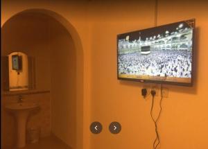 麦地那Zahret Al Madinah的墙上设有1间带平面电视的浴室