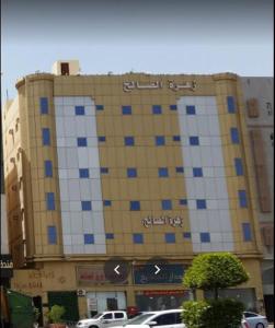 麦地那Zahret Al Madinah的一座大建筑,上面有蓝色和白色的瓷砖