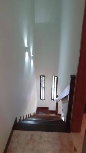 萨尔瓦多Brisa do Mar Village的走廊设有楼梯,楼梯间设有窗户
