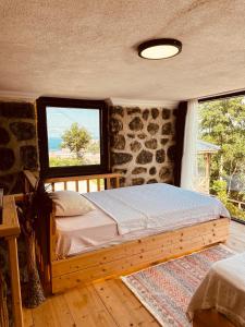 里泽Greenlife Dağevleri的一间卧室设有一张木床和一个窗户。