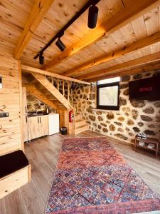 里泽Greenlife Dağevleri的小屋内一间铺有大地毯的房间
