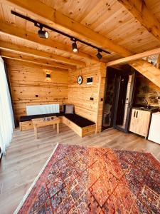 里泽Greenlife Dağevleri的木制客房,地板上设有长凳和地毯