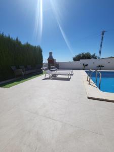 佩尼斯科拉Chalet Edy con piscina的一个带野餐桌和游泳池的庭院