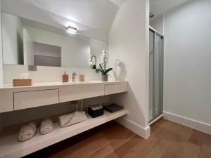 赫尔Luxury Business Accommodation Geel的一间带水槽和镜子的浴室