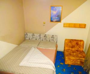 波达雅斯卡Golden Sun的一间小卧室,配有一张床和一把椅子
