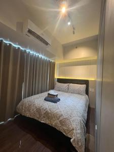 马尼拉E & T Homecation 2 Bedroom at SMDC Air Residences的卧室配有带白色棉被的床