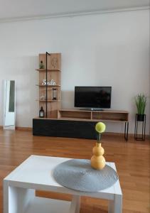 萨格勒布Apartment City的客厅配有白色桌子和电视