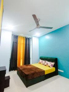 双溪大年Marvelous Homestay SP Kedah的一间卧室设有一张床和蓝色的墙壁