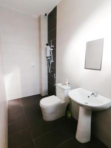 双溪大年Marvelous Homestay SP Kedah的浴室配有白色卫生间和盥洗盆。