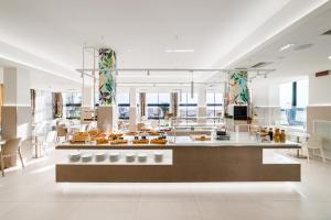 里米尼Hotel Ariane - BEACHFRONT, Breakfast XXL & Brunch的一间提供自助餐的餐厅