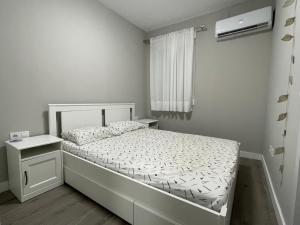 格拉德卡斯特利翁Centrally Located Spacious Private Apartment BuenaVista in Grao with Rooftop的一间小卧室,配有白色的床和窗户