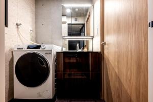 镰仓市R.Kamakura的小厨房内的洗衣机和烘干机