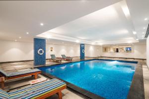 利雅德Aber Al Sahafa的大楼里一个蓝色的大泳池