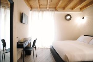 斯卡莱阿Casa Marinari的一间卧室配有一张床、一张书桌和一个窗户。