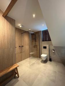 代尔夫特Hoeve BuytenHout的带淋浴和卫生间的浴室。