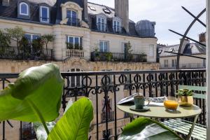 巴黎Avalon Cosy Hotel Paris的大楼前阳台的桌子
