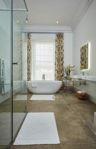 帕尔Brookdale Estate - Manor House的带浴缸和盥洗盆的大浴室
