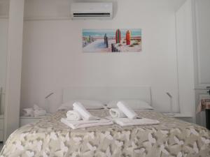 加埃塔Casa Vacanze Maia的一间卧室配有带毛巾的床