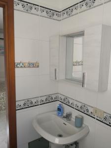 加埃塔Casa Vacanze Maia的白色的浴室设有水槽和镜子
