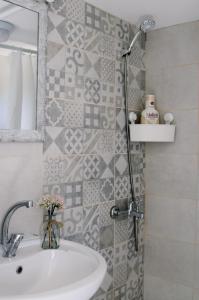 SopotTiny House Kosmaj的浴室配有盥洗盆和带镜子的淋浴