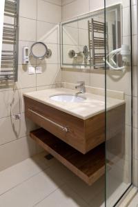 阿尔及尔Hotel Hammamet的一间带水槽和淋浴的浴室