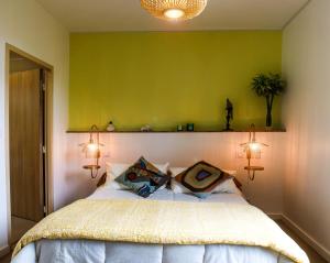 南特L'Escale Donatienne的一间卧室设有一张大床和绿色的墙壁