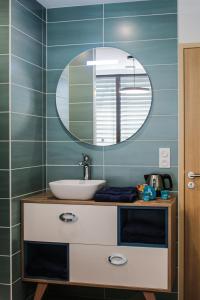 南特L'Escale Donatienne的一间带水槽和镜子的浴室