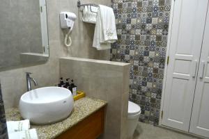 达拉万度Athirige Boutique House Dharavandhoo的浴室配有白色水槽和卫生间。