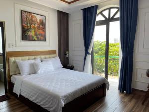Phường SáuHÀ ANH hotel的一间卧室设有一张床和一个大窗户