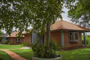 锡吉里亚Foresta Resort Sigiriya的前面有树的砖房