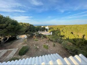 卡拉莫若尔Villa Menorquina en playa的享有带白色围栏的庭院的空中景致