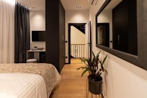 扎达尔City Premium Heritage的一间卧室配有一张床和盆栽植物