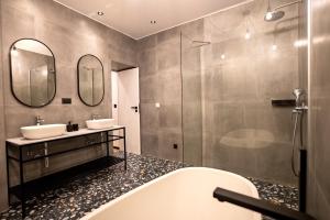 扎达尔City Premium Heritage的浴室配有2个盥洗盆、浴缸和镜子