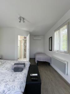 PeignyLe chalet de la liez的一间卧室设有一张大床和一个窗户。