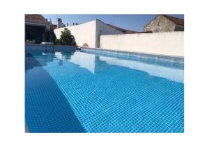 皮亚斯Pias Guesthouse的一座蓝色瓷砖的大型游泳池