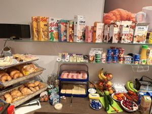 上蒂利拉赫Appartement Haus Gatterer的储藏室里装满了各种食物