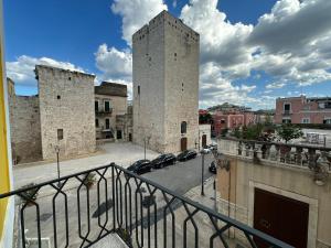 比谢列Palazzo Bonomi的阳台享有两座塔楼的景致。