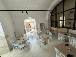 比谢列Palazzo Bonomi的一间带桌椅的用餐室和窗户。