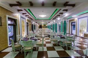 希瓦Khiva Silk Road的宴会厅配有白色的桌椅
