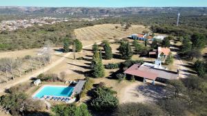 库拉布罗切罗镇Complejo Turístico Casaflor的享有带游泳池的房屋的空中景致