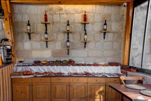 格雷梅Sora Cave Hotel的厨房提供食品和葡萄酒瓶